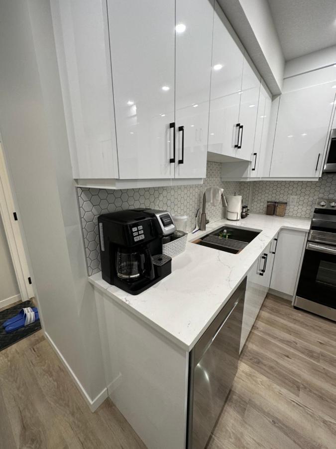 2 Bedroom 2 Washrooms Brand New Beautiful & Cozy Suite Calgary Zewnętrze zdjęcie